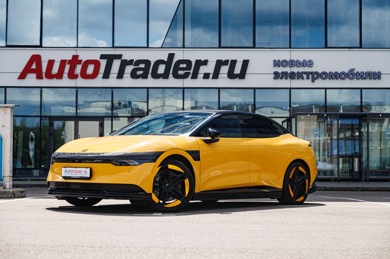 A new electric sedan in front of AutoTrader.ru showroom in Moscow