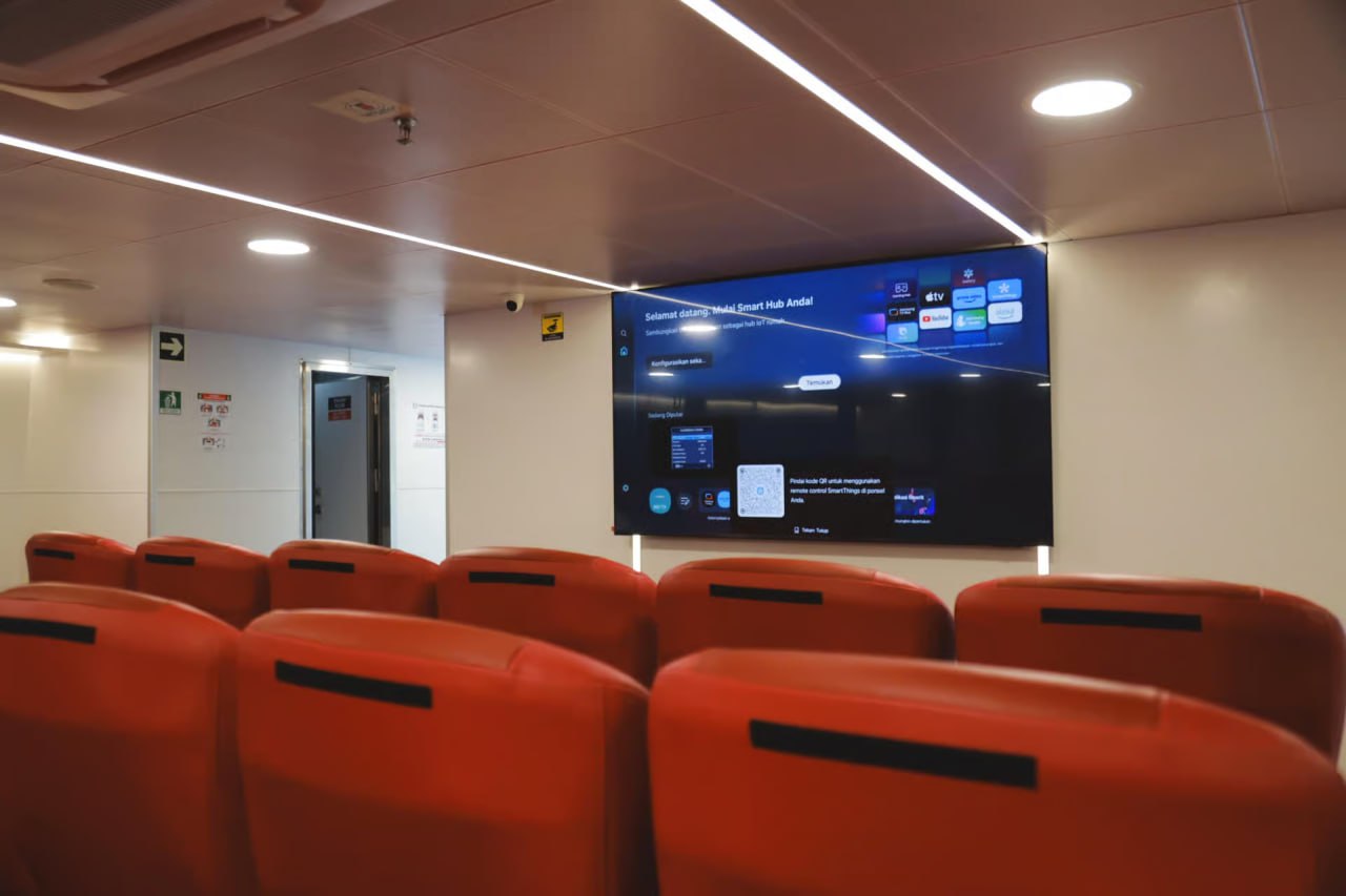 Салон нового катера с большим медиаэкраном Smart Hub